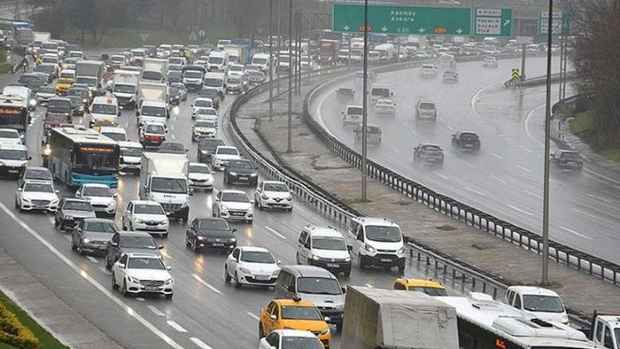İstanbul&#039;da yağmurun etkisi ile trafik yoğunluğu yüzde 80&#039;i aştı!
