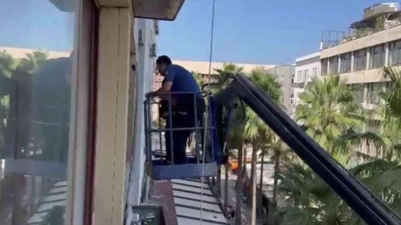 Kapıyı kilitleyerek polisten kaçmaya çalışan hırsızı, polis ekipleri vinçle camdan iş yerine girerek yakaladı