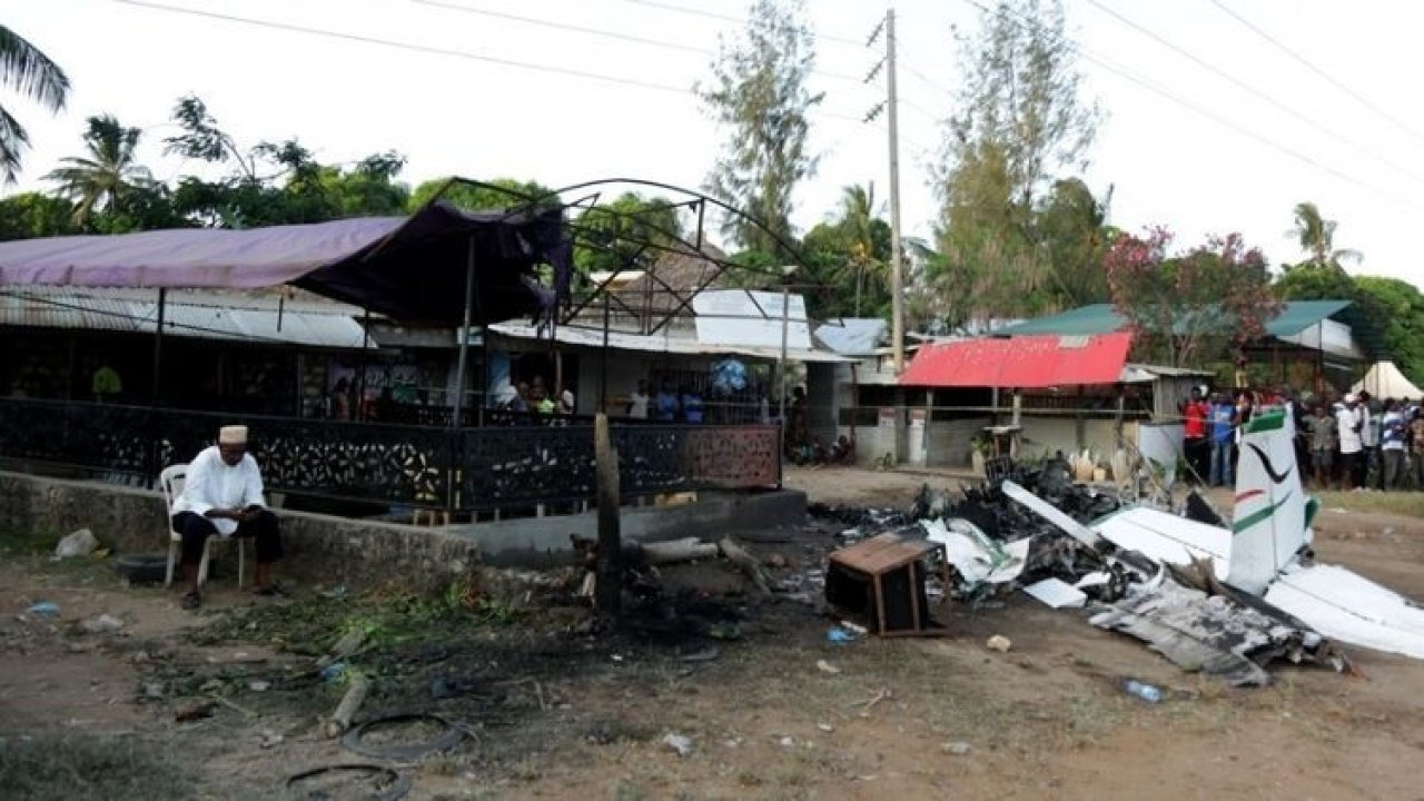 Kenya'da uçak düştü, 10'u turist 11 kişi öldü