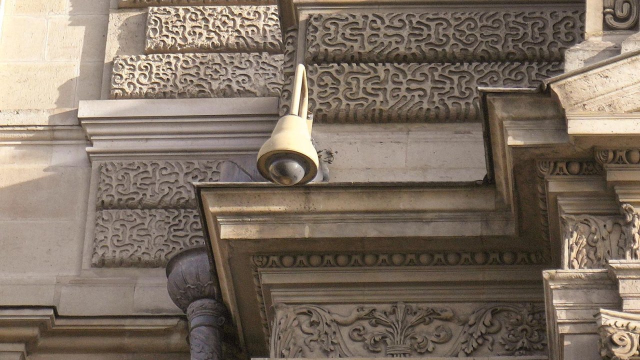 Louvre müdürü itiraf etti... Kamera yanlış yöne bakıyor
