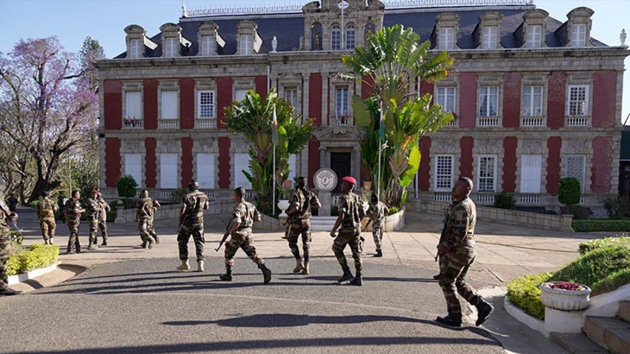 Madagaskar&#039;da ordu yönetime el koydu
