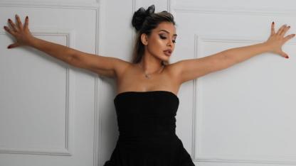 MODEL MELEK YAVUZ OYUNCULUĞA SOYUNUYOR