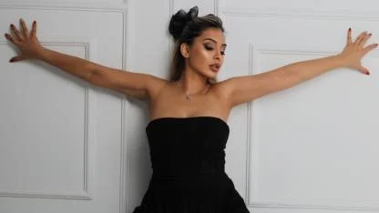 MODEL MELEK YAVUZ OYUNCULUĞA SOYUNUYOR