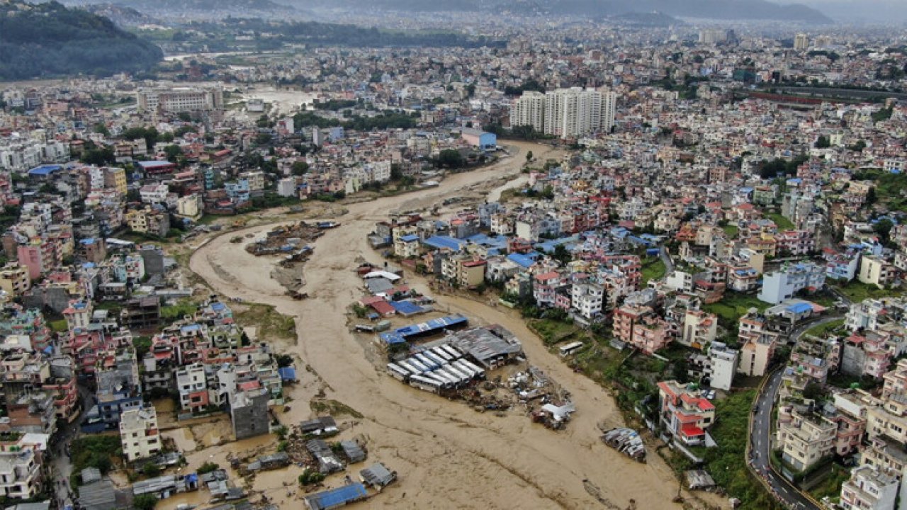 Nepal&#039;de doğal afetler 22 kişinin ölümüne yol açtı