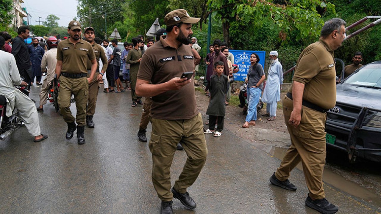 Pakistan&#039;da katliam gibi kaza: Çok sayıda ölü ve yaralı