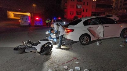 Polisten kaçan motosiklet otomobile çarptı: 2 yaralı