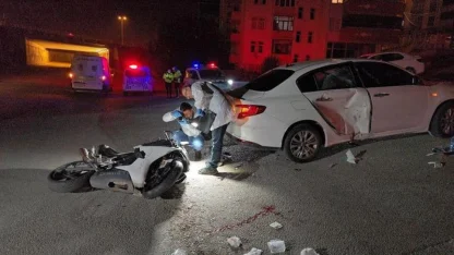 Polisten kaçan motosiklet otomobile çarptı: 2 yaralı