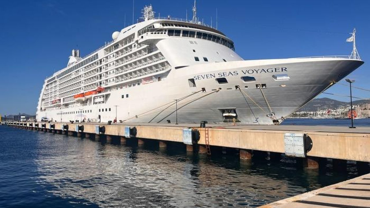 &quot;Seven Seas Voyager&quot; kruvaziyeri Bodrum Limanı&#039;na demirledi