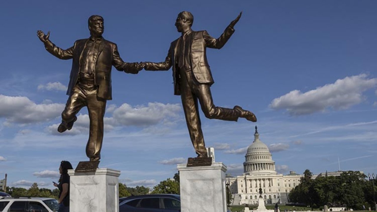 Trump - Epstein heykeli yeniden ortaya çıktı: Sonsuza Dek En İyi Arkadaşlar