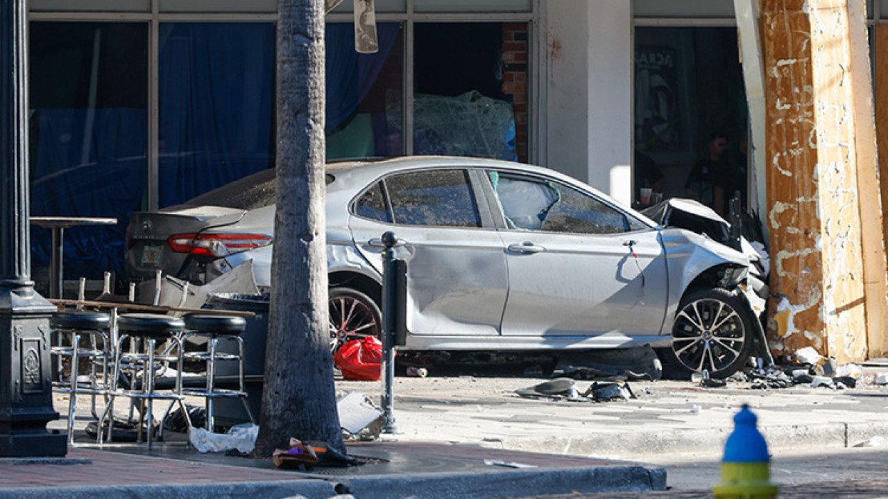 ABD&#039;de sürücü dehşeti: Polisten kaçarken gece kulübüne daldı... 4 ölü, 13 yaralı