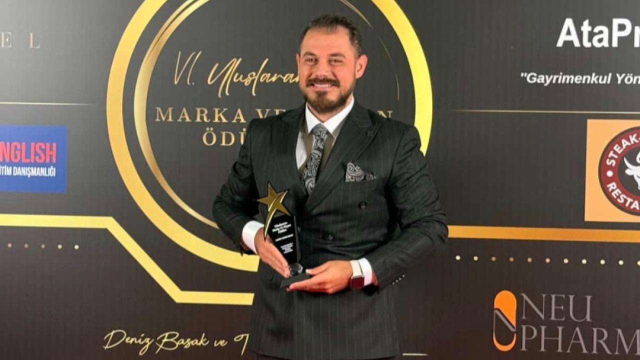 AHMET MERİH ÇELİK&#039;TEN MARKA VE VİZYON ÖDÜLLERİNDE UNUTULMAZ KONUŞMA