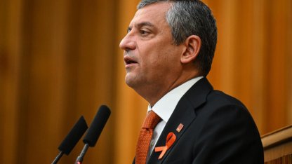 AK Parti'den Özgür Özel'e tepki: "Artık tümüyle siyasi tutarsızlık ve uydurma faaliyeti haline geldi"