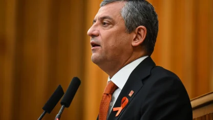 AK Parti'den Özgür Özel'e tepki: "Artık tümüyle siyasi tutarsızlık ve uydurma faaliyeti haline geldi"