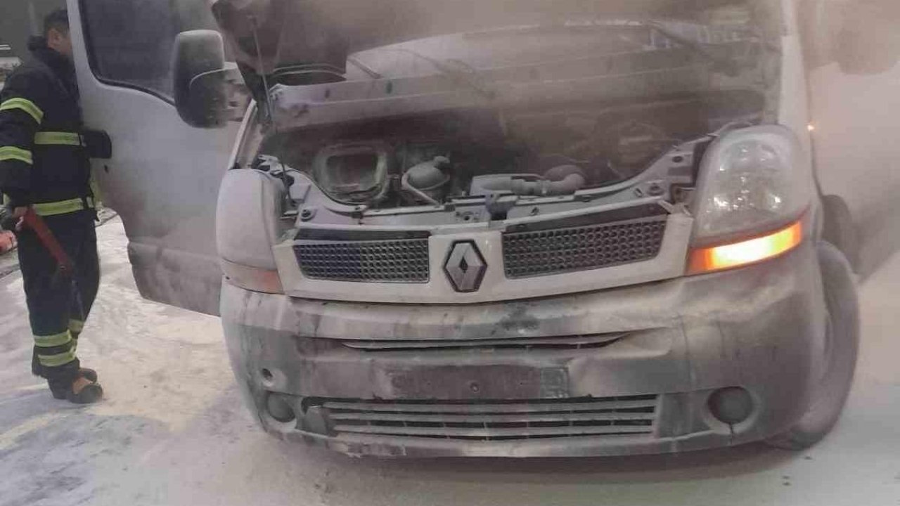 Bilecik’te araç yangını büyümeden söndürüldü