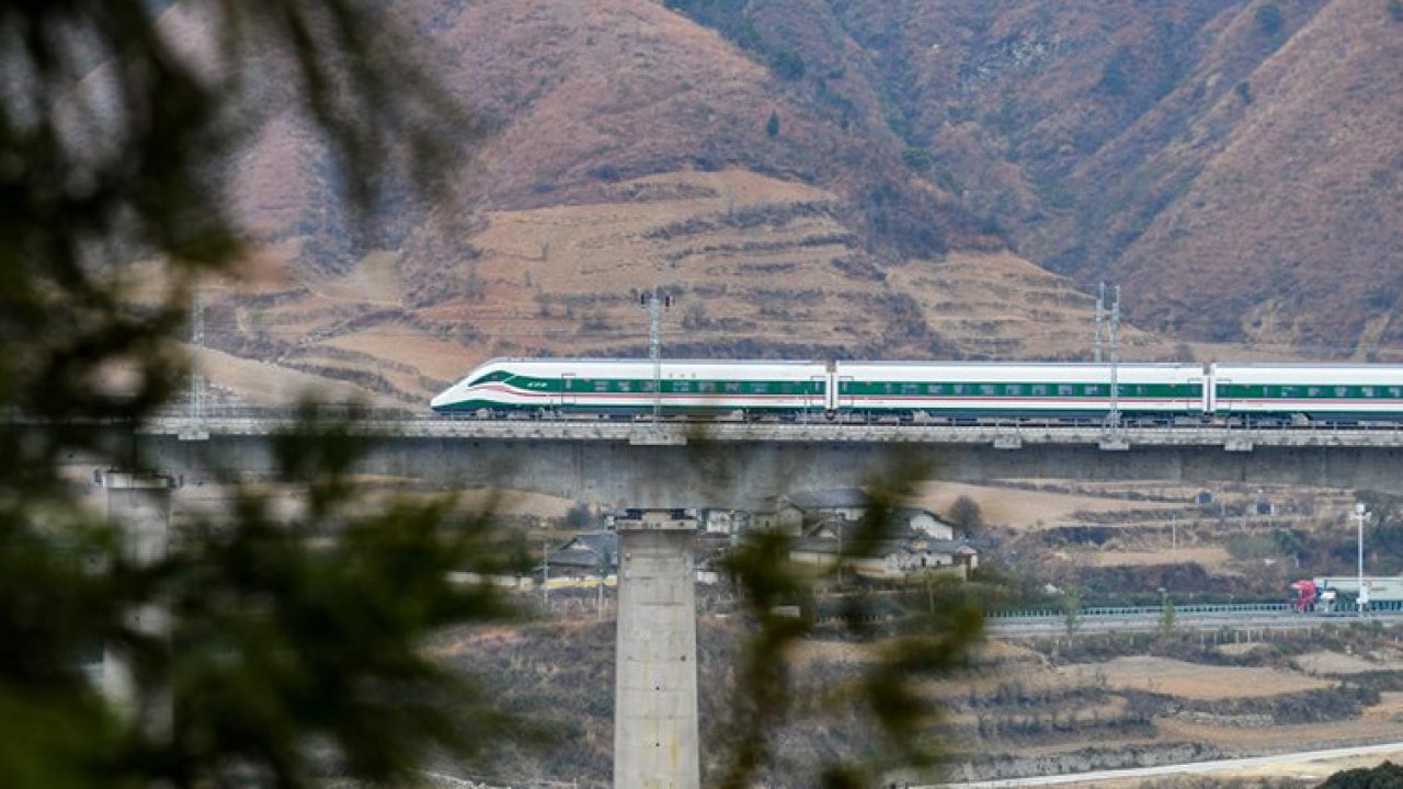Çin&#039;de tren işçilere çarptı: 11 kişi hayatını kaybetti