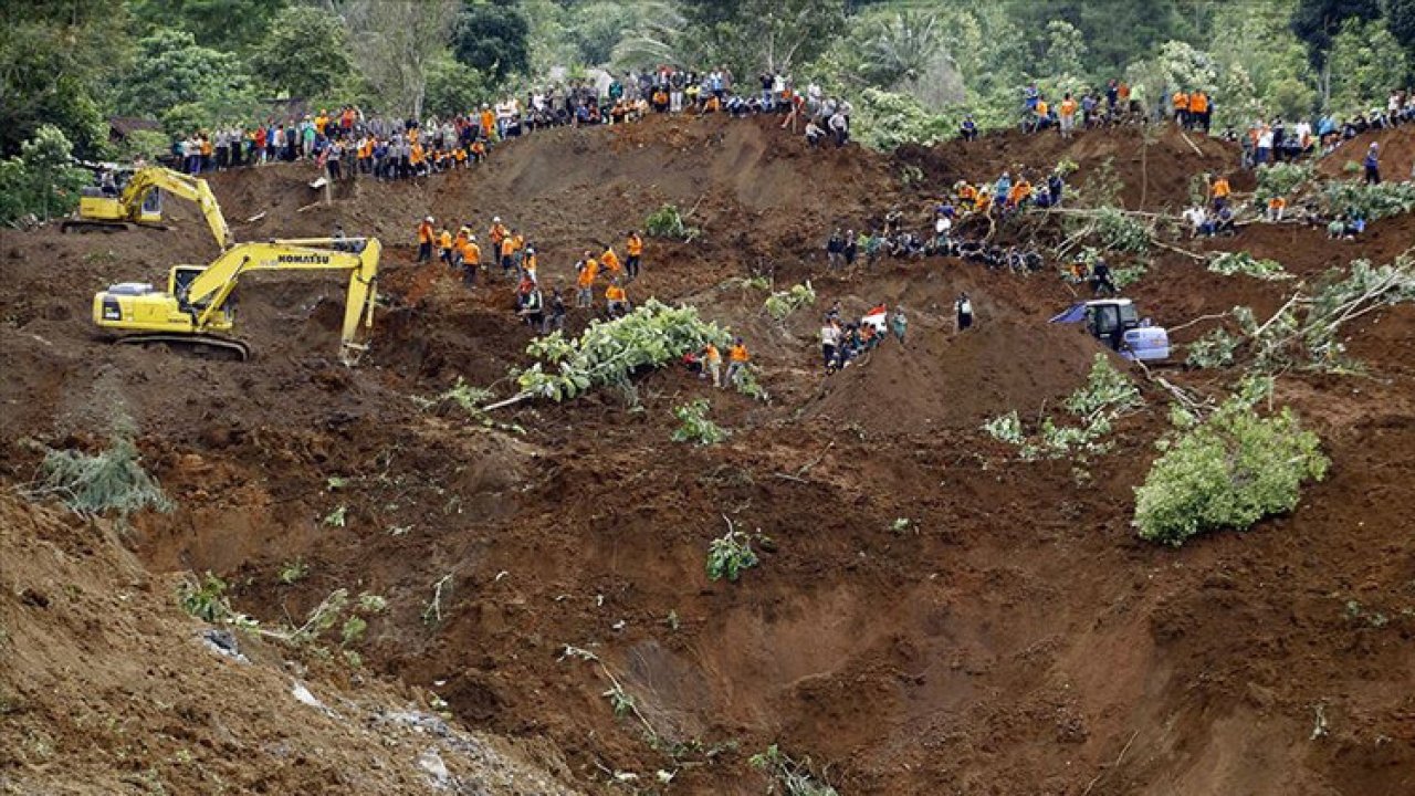 Endonezya&#039;daki toprak kaymalarında kayıp sayısı 23&#039;e yükseldi