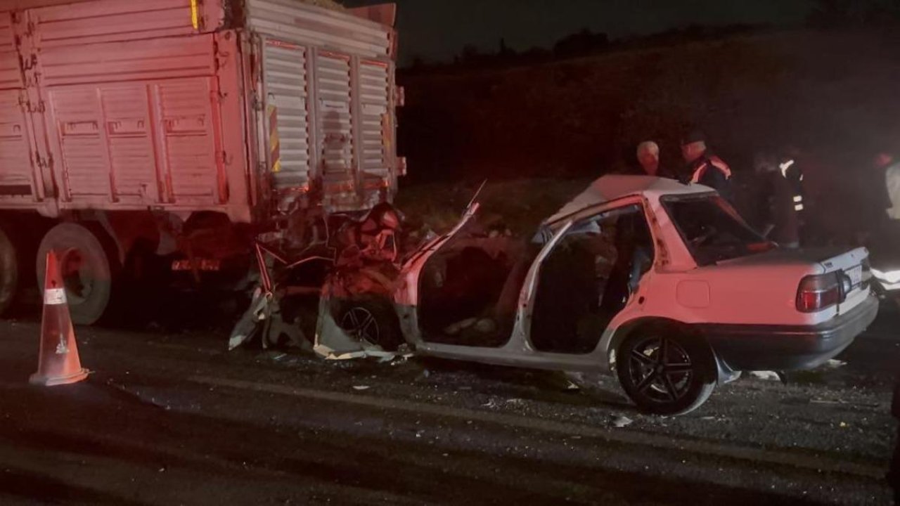 Gaziantep&#039;te otomobil kamyona arkadan çarptı: 3 kişi hayatını kaybetti