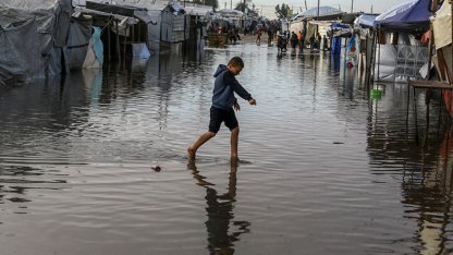 Gazzelilerin çilesi bitmiyor: Şiddetli yağış çadırları su altında bıraktı