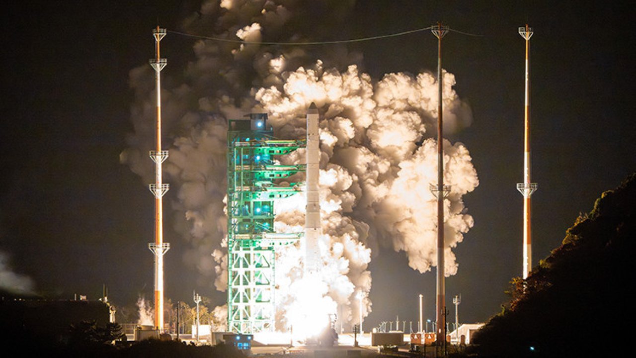 Güney Kore, 13 uydu taşıyan Nuri roketini fırlattı