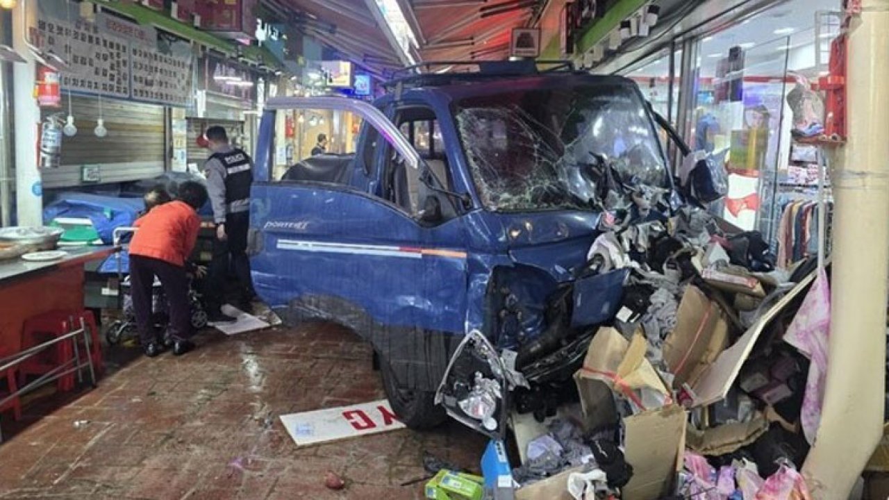 Güney Kore&#039;de şoför faciası: Aracıyla pazara daldı