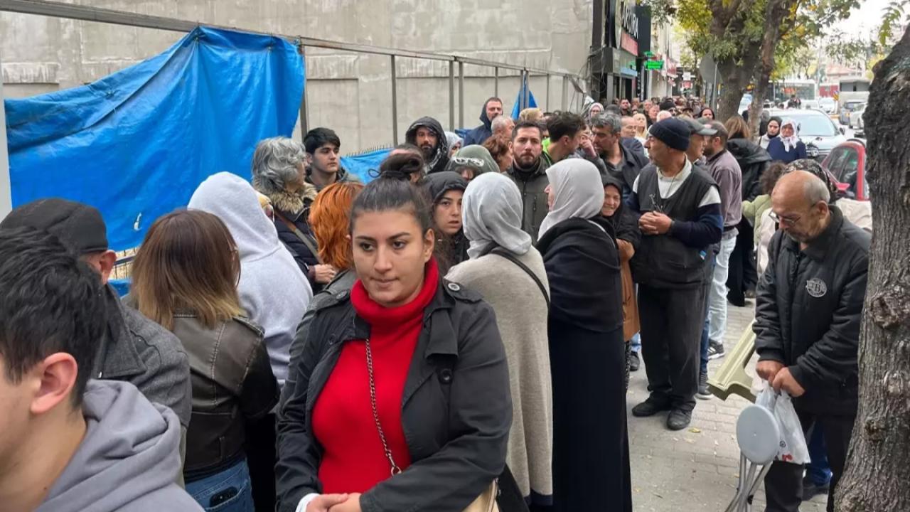 Hayalleri için yüzlerce metrelik kuyruk oluşturdular