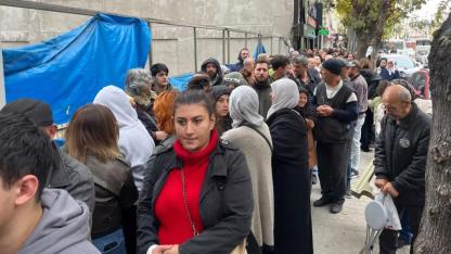 Hayalleri için yüzlerce metrelik kuyruk oluşturdular