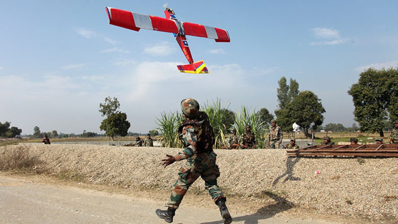 Hindistan&#039;da eğitim uçağı düştü