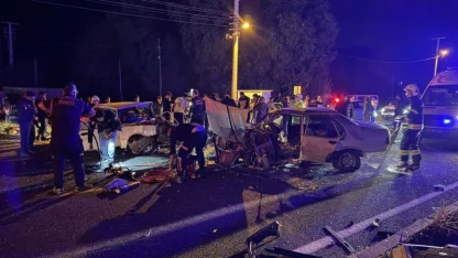 İki araç kafa kafaya çarpıştı: 2'si ağır 3 yaralı