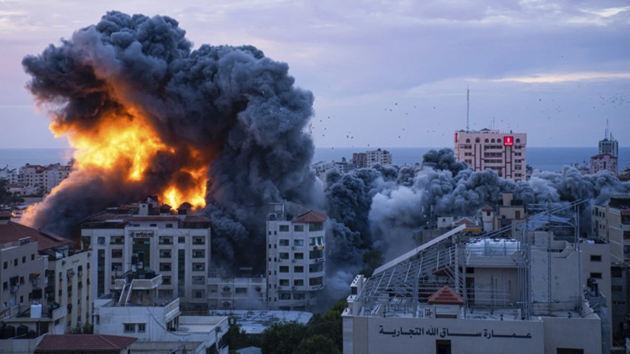 İsrail, Gazze&#039;ye saldırdı: Çok sayıda bina patlayıcılarla yıkıldı