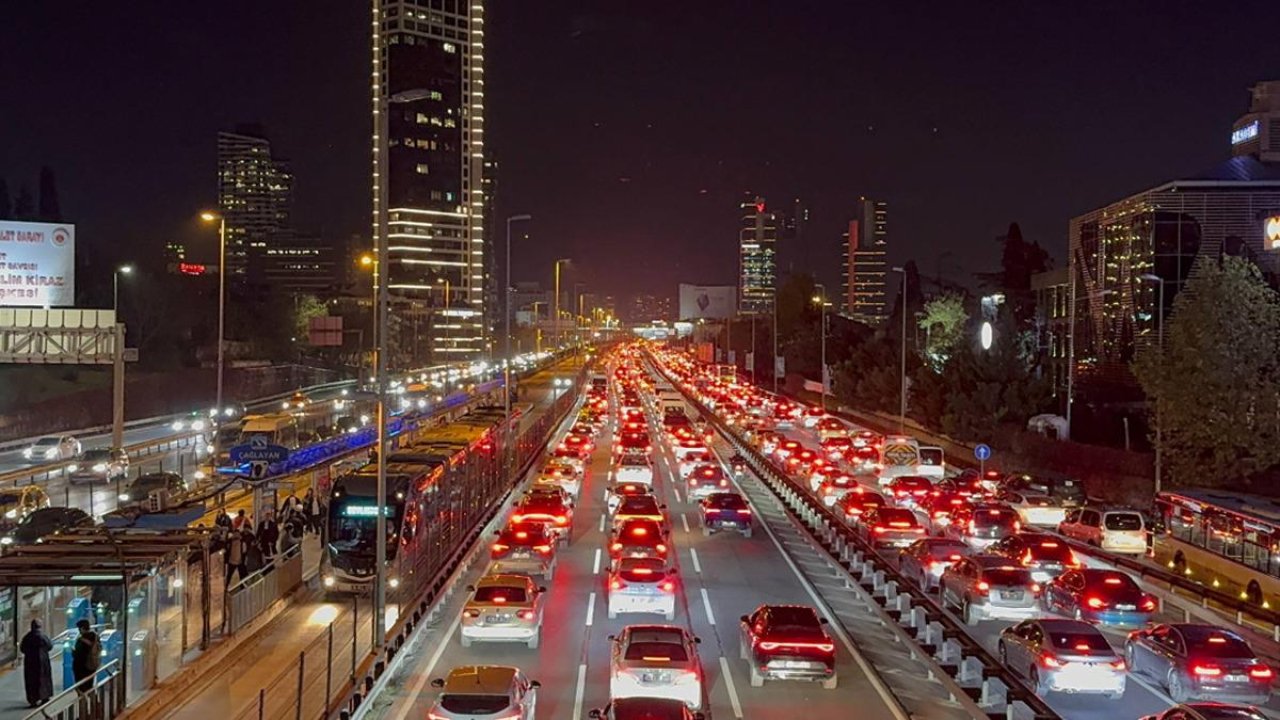 İstanbul&#039;da akşam saatlerinde trafik yoğunluğu yüzde 83&#039;e ulaştı