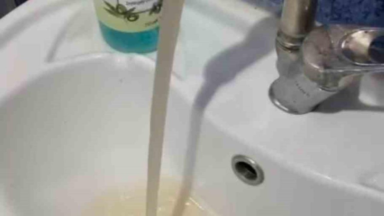 İstanbul’da musluklardan kirli su akmasına vatandaşlardan tepki