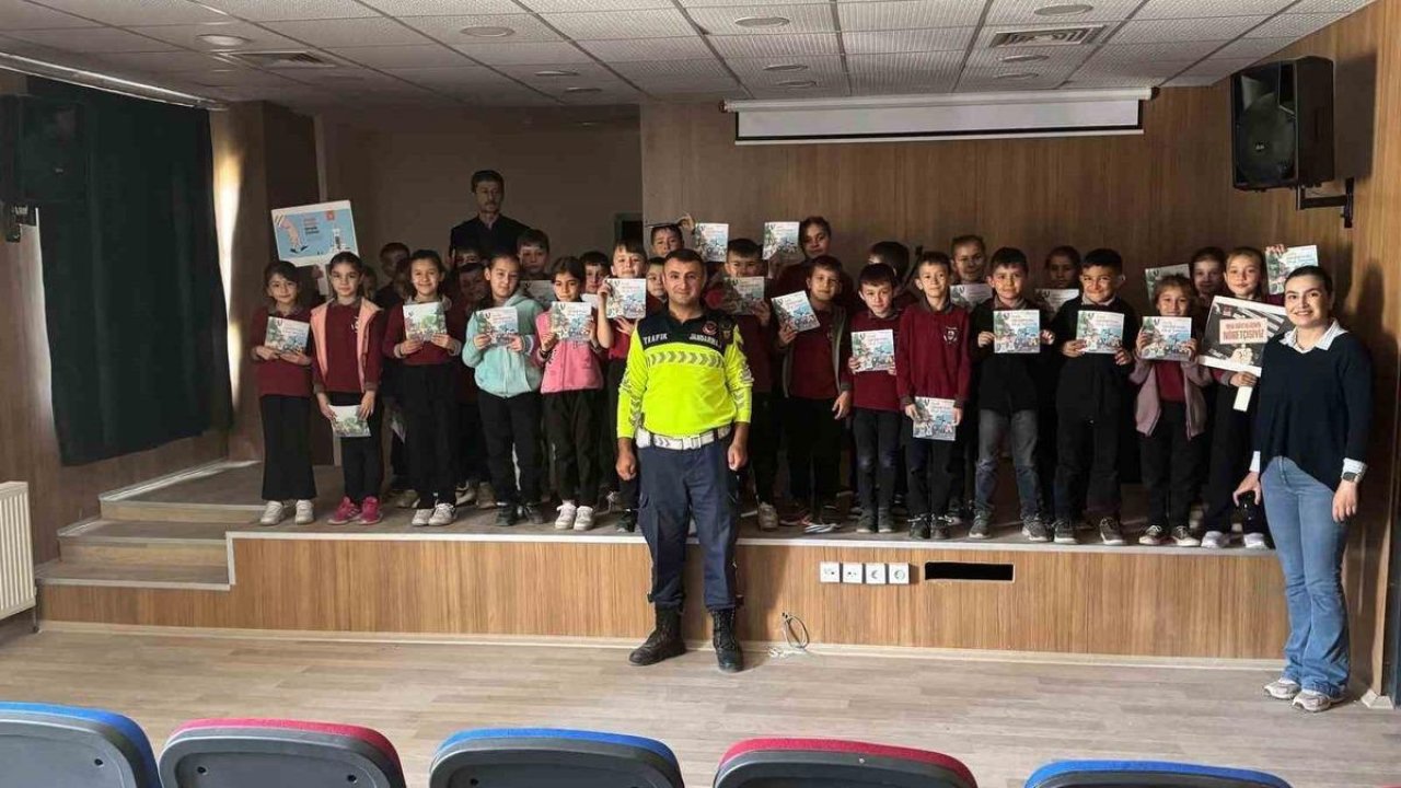 Jandarma trafik timinden öğrencilere eğitim