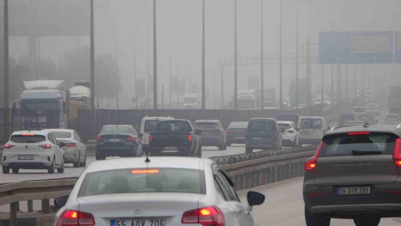 Kocaeli’de etkili olan sis sürücülere zor anlar yaşattı