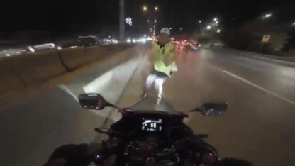 Maltepe’de motosikletin çarptığı trafik polisi yaralandı: Kaza anı kamerada