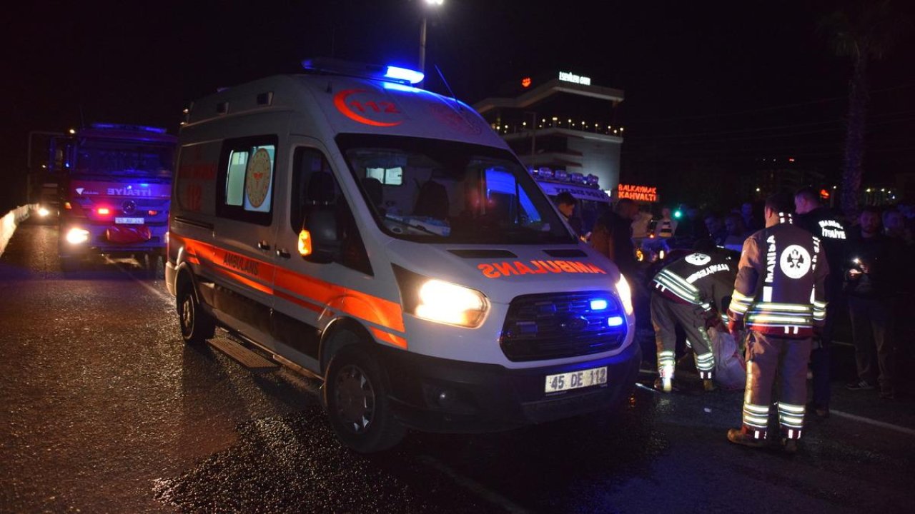 Manisa&#039;da traktör ile çekici çarpıştı: 3 yaralı