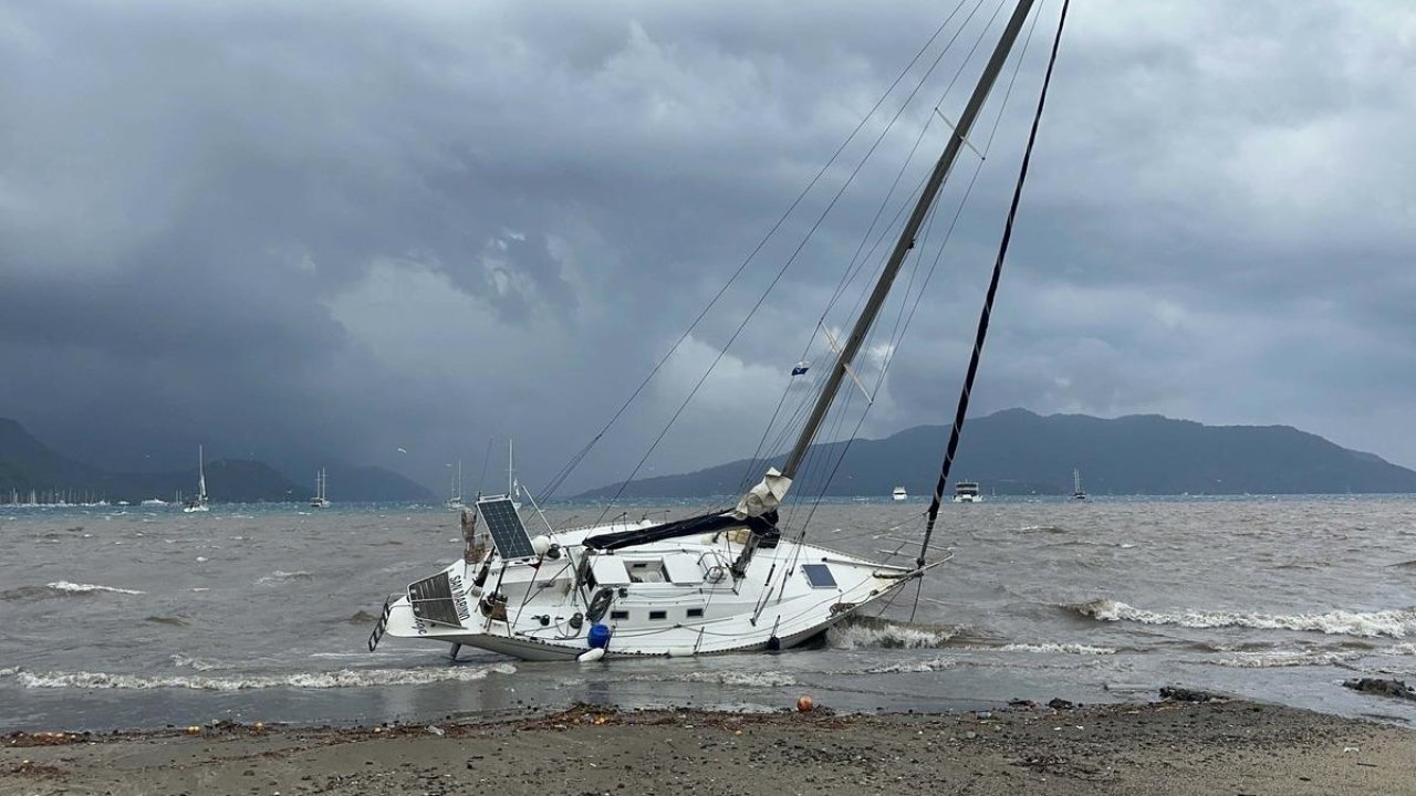 Marmaris&#039;te sağanak ve kuvvetli rüzgar; yelkenli tekneler karaya vurdu
