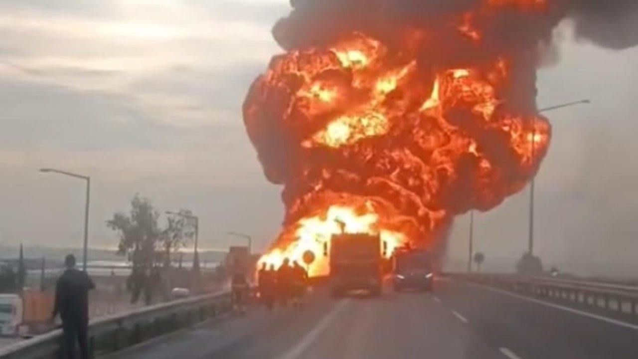 Mersin&#039;de korku dolu anlar! Akaryakıt yüklü tanker alev alev yandı