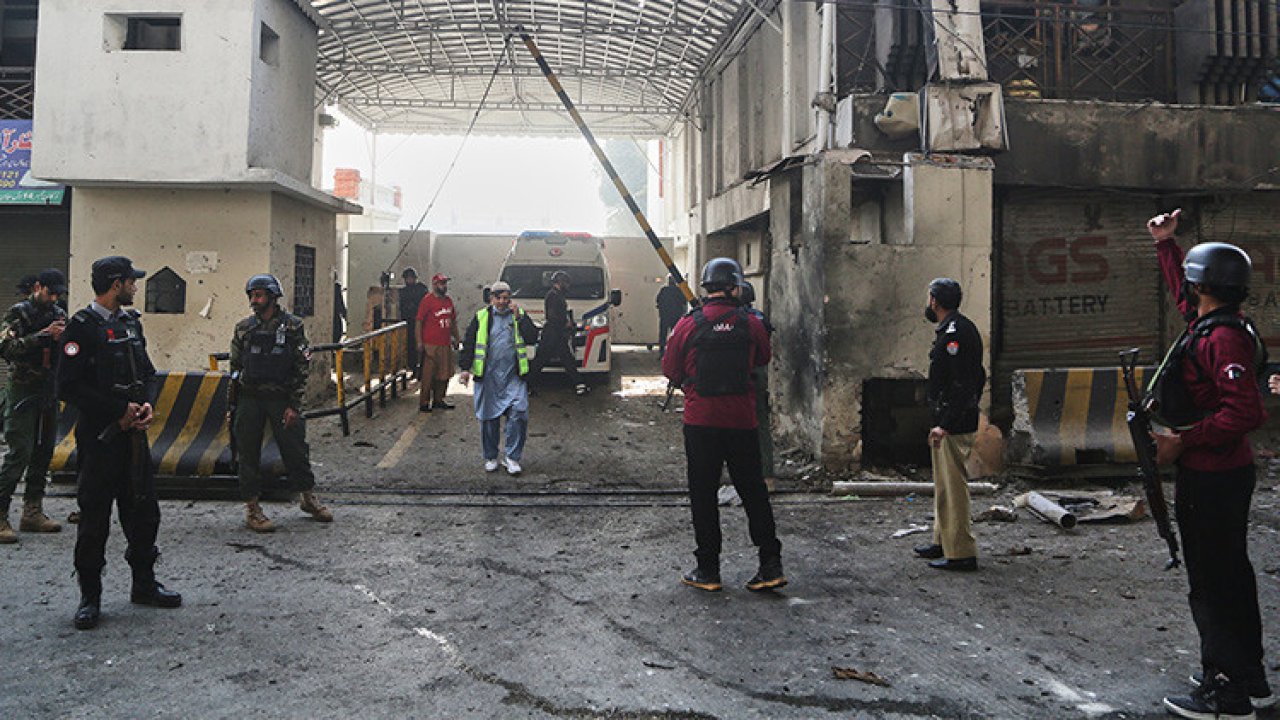 Pakistan&#039;da canlı bomba saldırısı: 3 ölü 8 yaralı