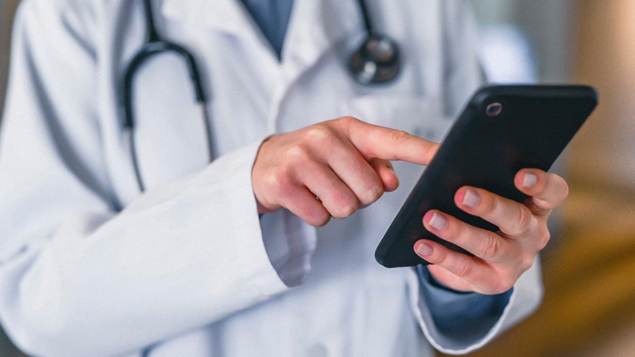 Sağlık Bakanlığı’ndan &#039;sosyal medya doktorları&#039; düzenlemesi! Suç duyurusunda bulunulacak…