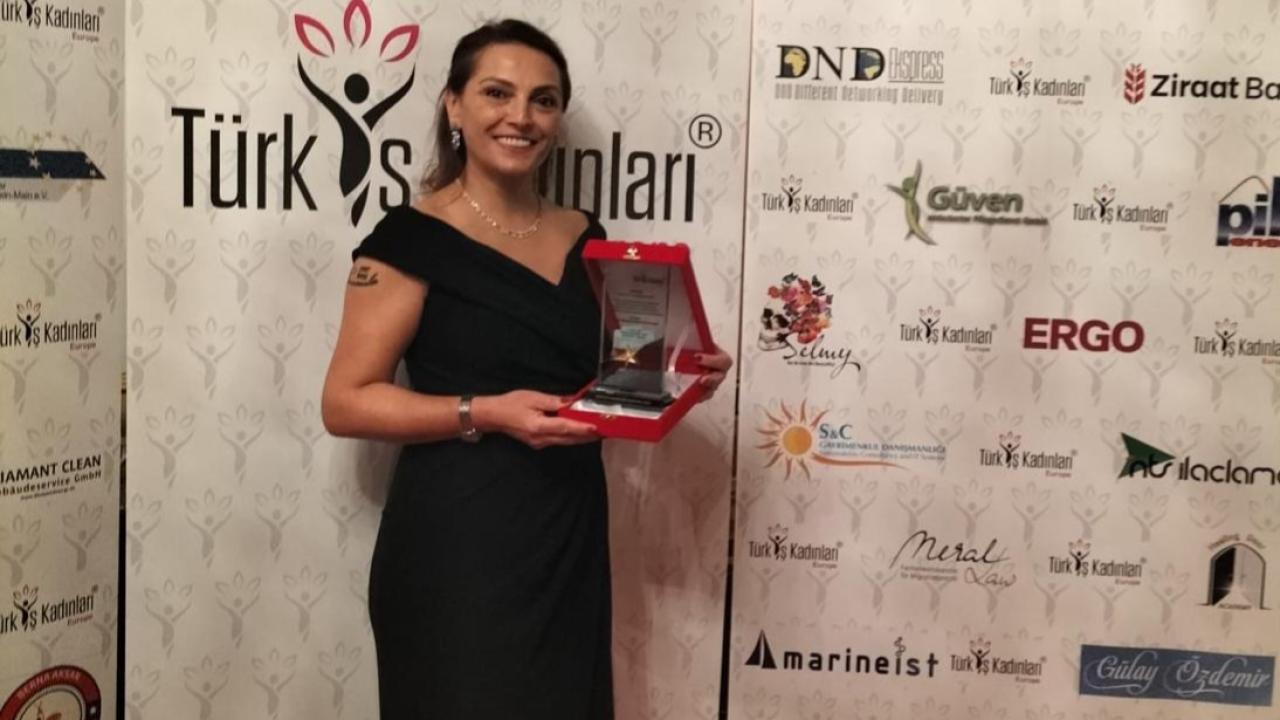 SİBEL ÖVÜÇ TÜRK İŞ KADINLARI ÖDÜL TÖRENİNDE