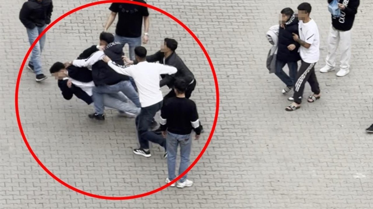 Siirt’te iki grup arasında çıkan tekmeli ve yumruklu kavgada kamerada: 3 yaralı