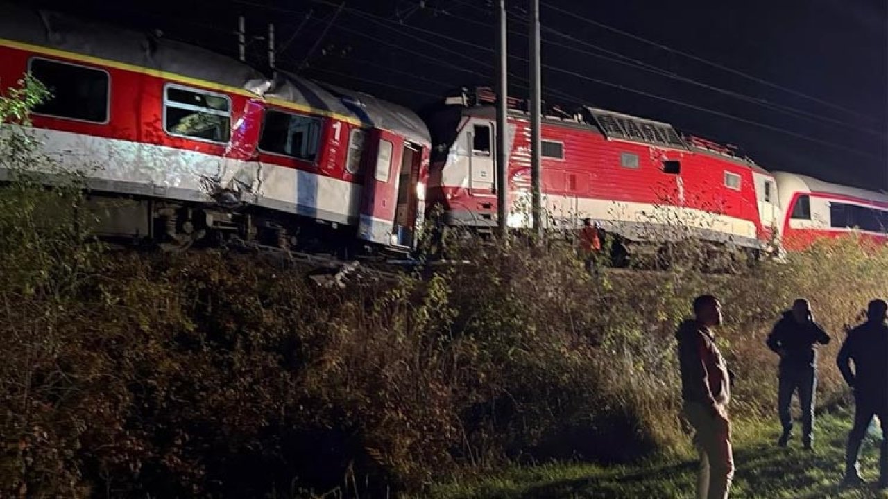 Slovakya&#039;da korkunç kaza! Yolcu trenleri kafa kafaya çarpıştı... Çok sayıda yaralı