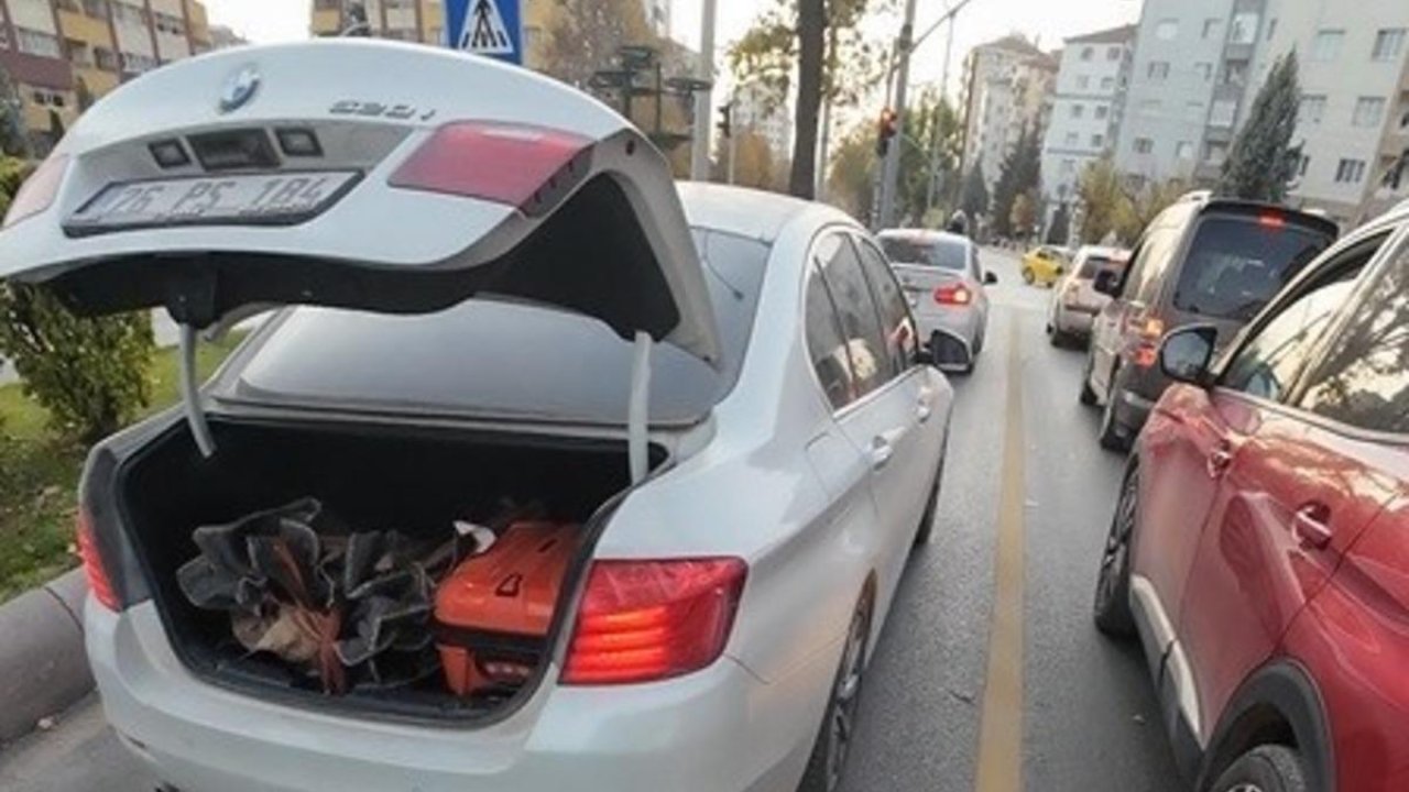 Trafikte bagajı açık kalan aracın yardımına motosiklet sürücüsü yetişti