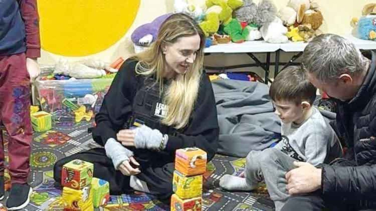 Ukrayna cephesinde Angelina Jolie sürprizi