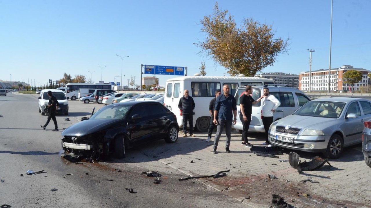 Yaya geçidinde otomobilin çarptığı kadın ile sürücü yaralandı