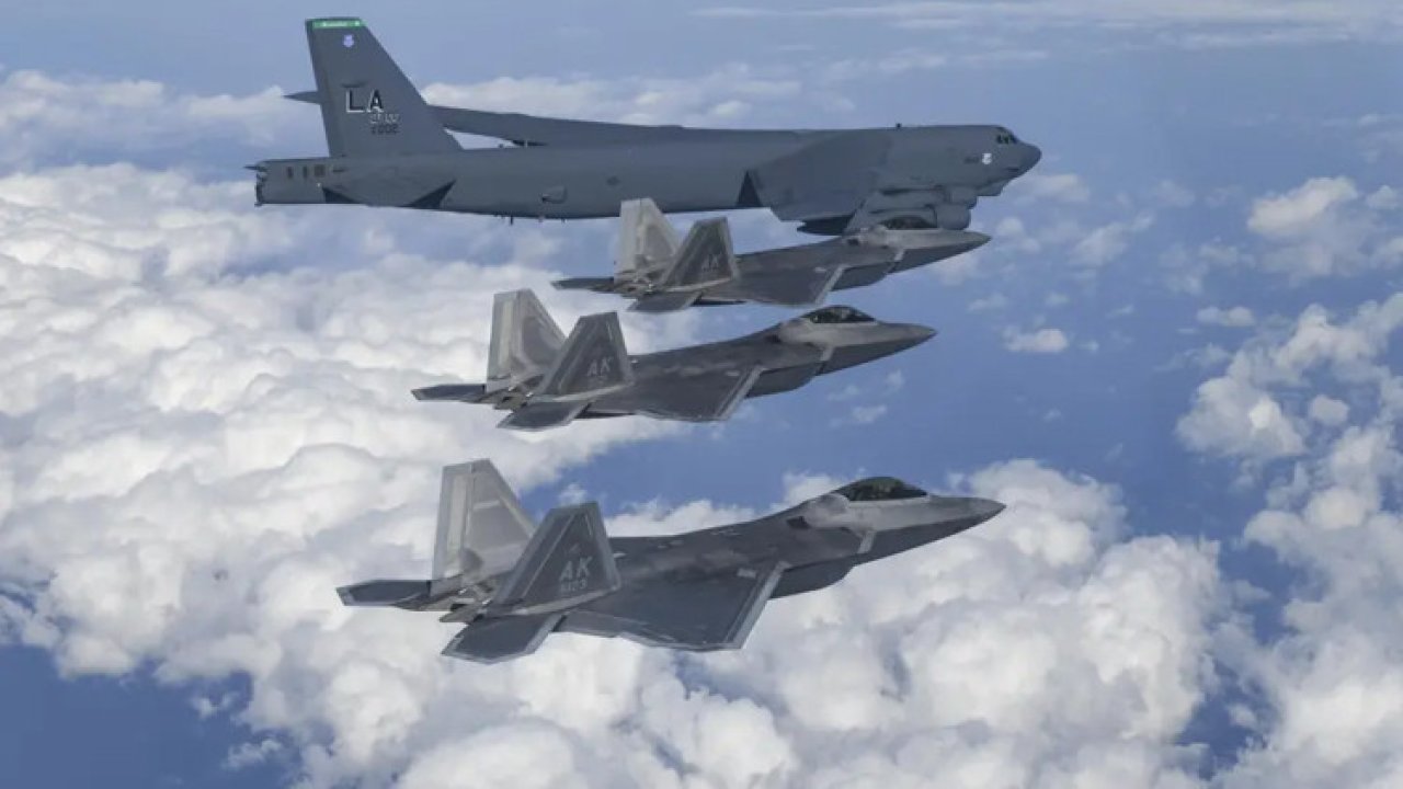 ABD bombardıman uçaklarını havalandırdı: Çin&#039;e karşı Japonya ile ortak tatbikat