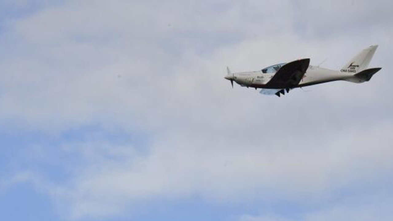 ABD&#039;de küçük uçak seyir halindeki araca çarptı