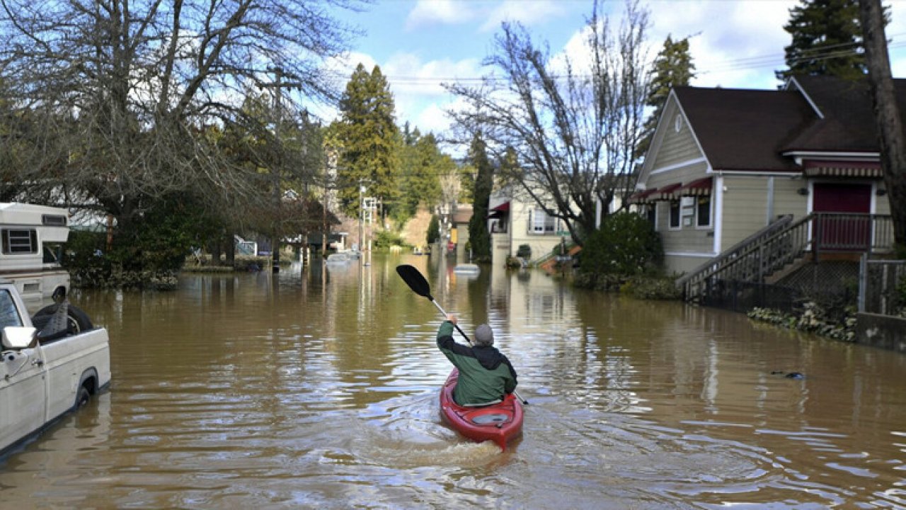 ABD'de sel alarmı: Bir cadde sular altında kaldı