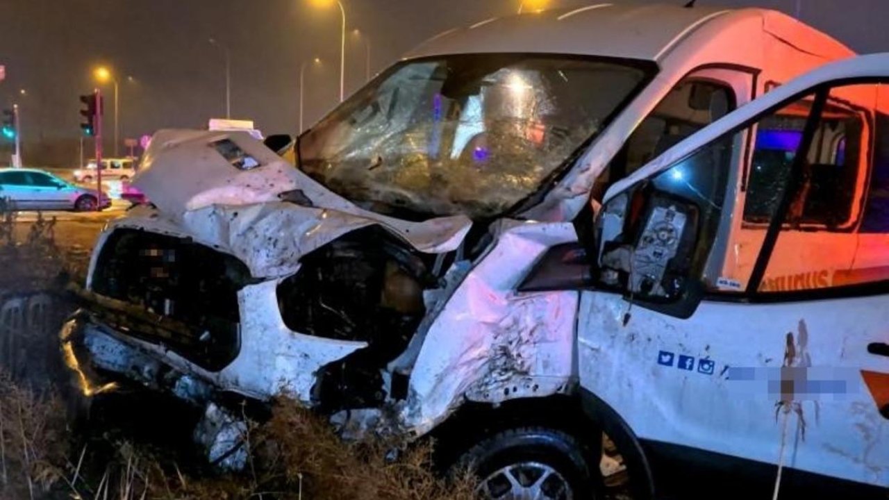 Aksaray'da tır ile servis aracı çarpıştı: 2 yaralı