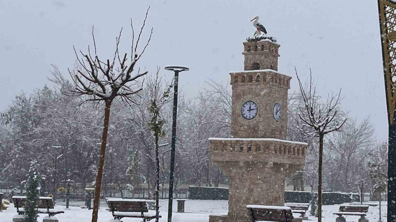 Batman’da kar sevinci: Sokaklar beyaza büründü